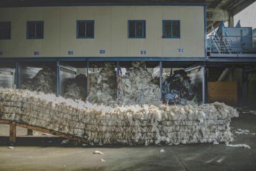 E’ attivo il divieto di commercializzazione della plastica monouso, ma manca il decreto di recepimento della direttiva europea.