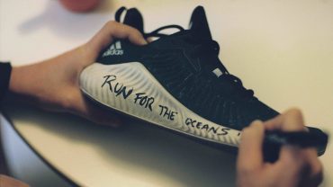 Entro il 2024 tutte le sneaker Adidas saranno prodotte con la plastica recuperata dai mari